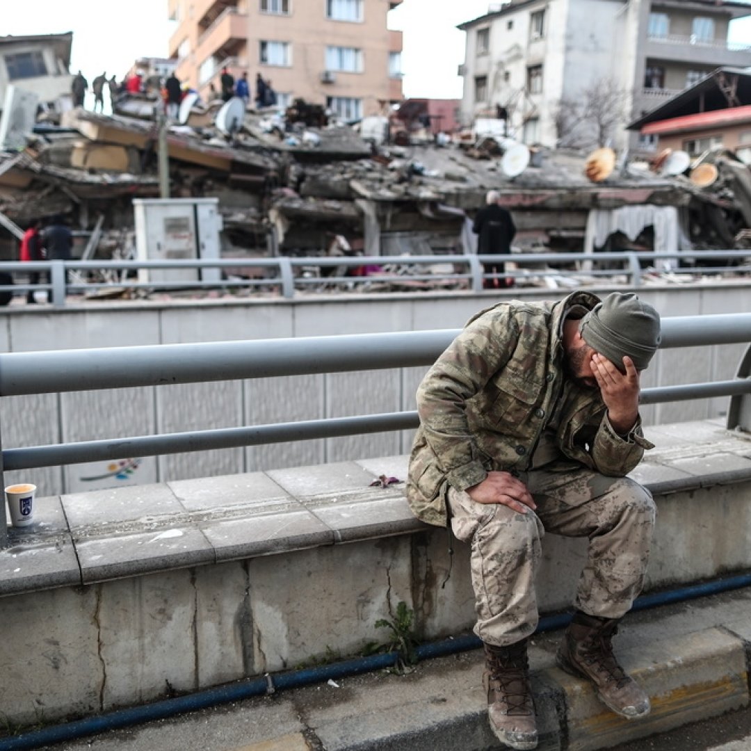 Un soldat apparaît dévasté à Hatay, en Turquie, au lendemain du séisme.