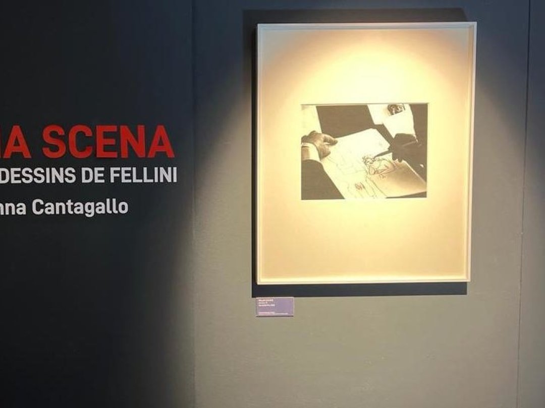 Dans les salles de l'espace culturel géré par la Fondation Fellini, le visiteur découvre une cinquantaine de dessins.