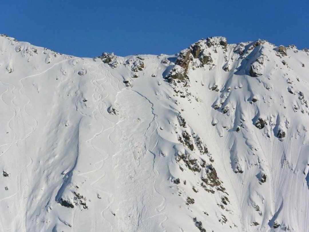Les spécialistes en avalanches mettent en garde contre un fort danger de coulées dans certaines parties des Alpes suisses (photo d'illustration).
