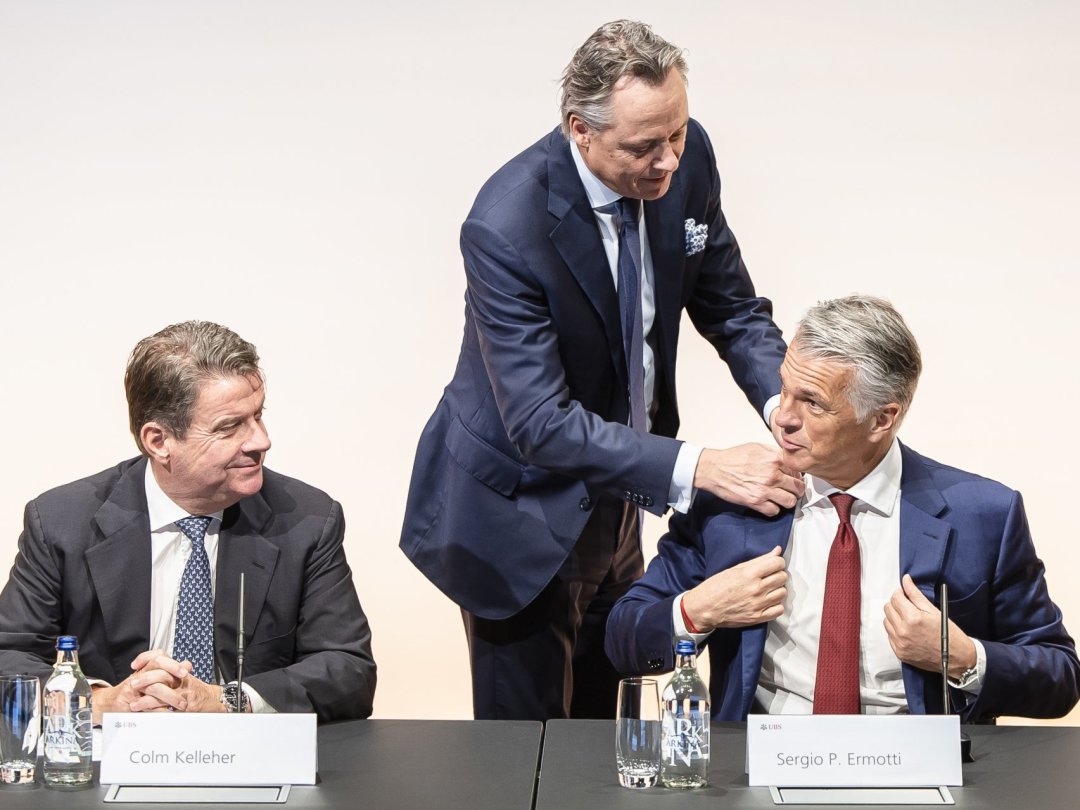 De g. à d., le président du conseil d'administration Colm Kelleher, le futur ex-directeur général Ralph Hamers, et le futur directeur d'UBS Sergio P. Ermotti le 29 mars 2023 à Zurich.