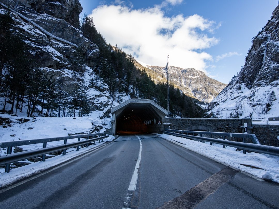 La traversée du tunnel de Casermetta s'effectue sur une seule voie.