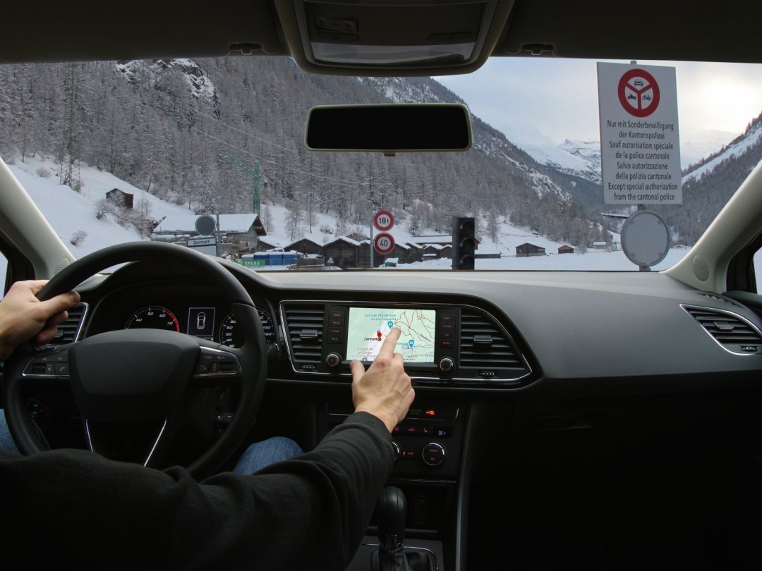Certains conducteurs suivant leur GPS empruntent la route cantonale Täsch-Zermatt pourtant interdite à la circulation, sauf autorisation.