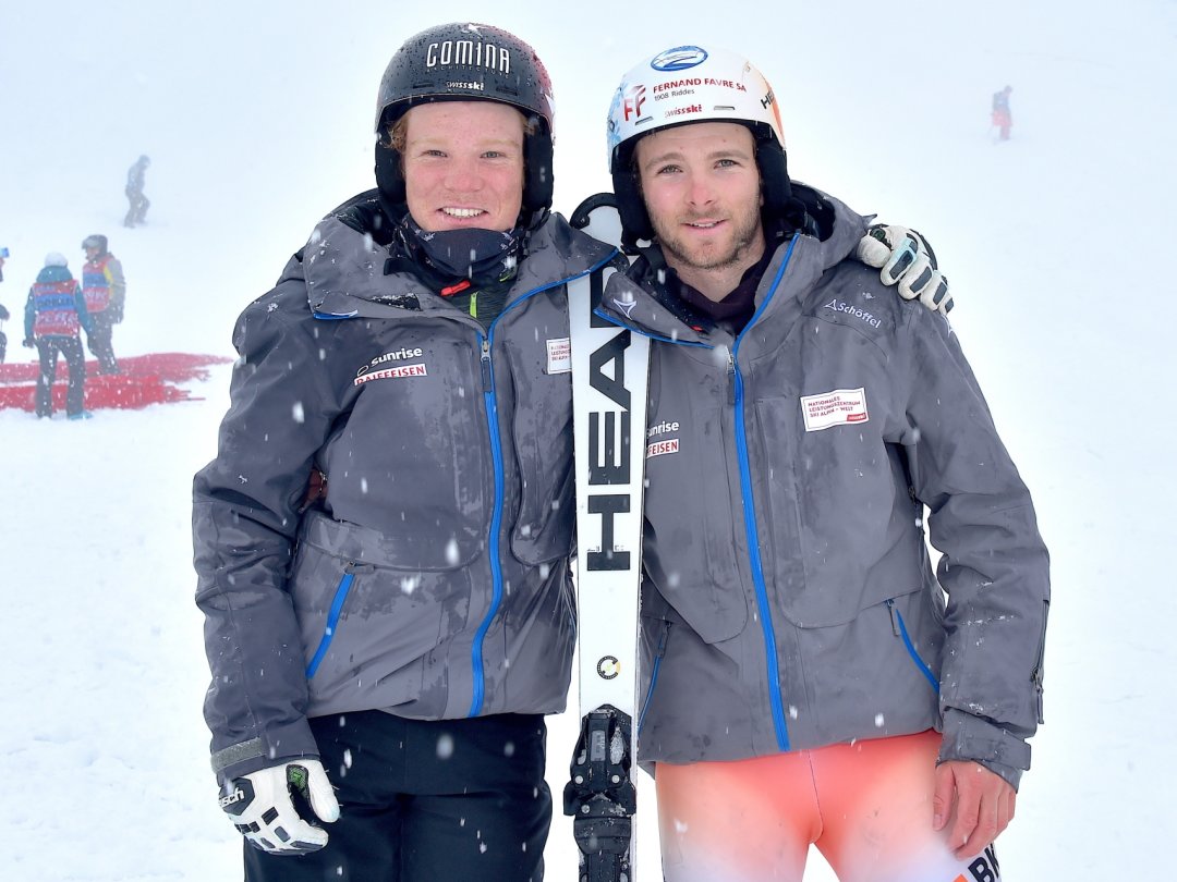 Denis et Emric Corthay posent sous les flocons dans l'aire d'arrivée des épreuves techniques des championnats de Suisse à Bruson