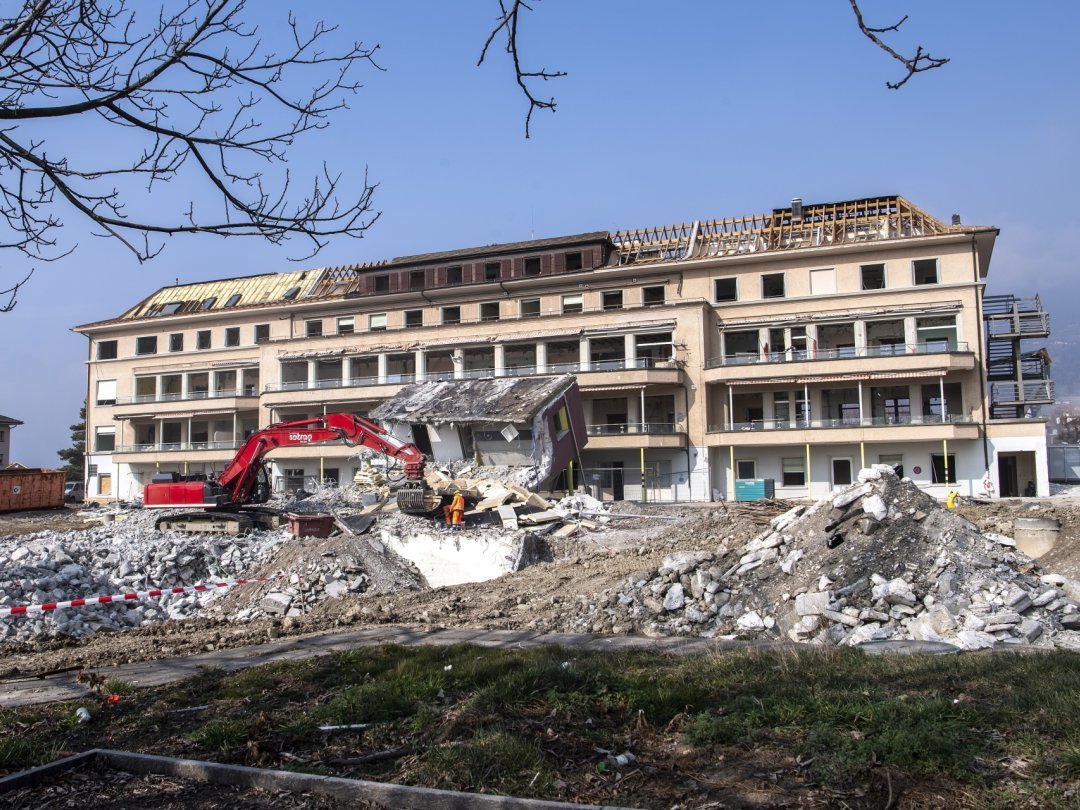 L'hôpital d'Aigle en cours de démolition: un pan de l'histoire chablaisienne qui s'en va.