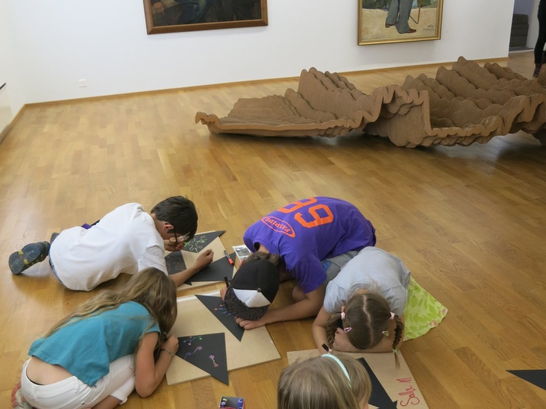Les enfants sont les bienvenus aux Musées cantonaux qui leur déroulent le tapis rouge.