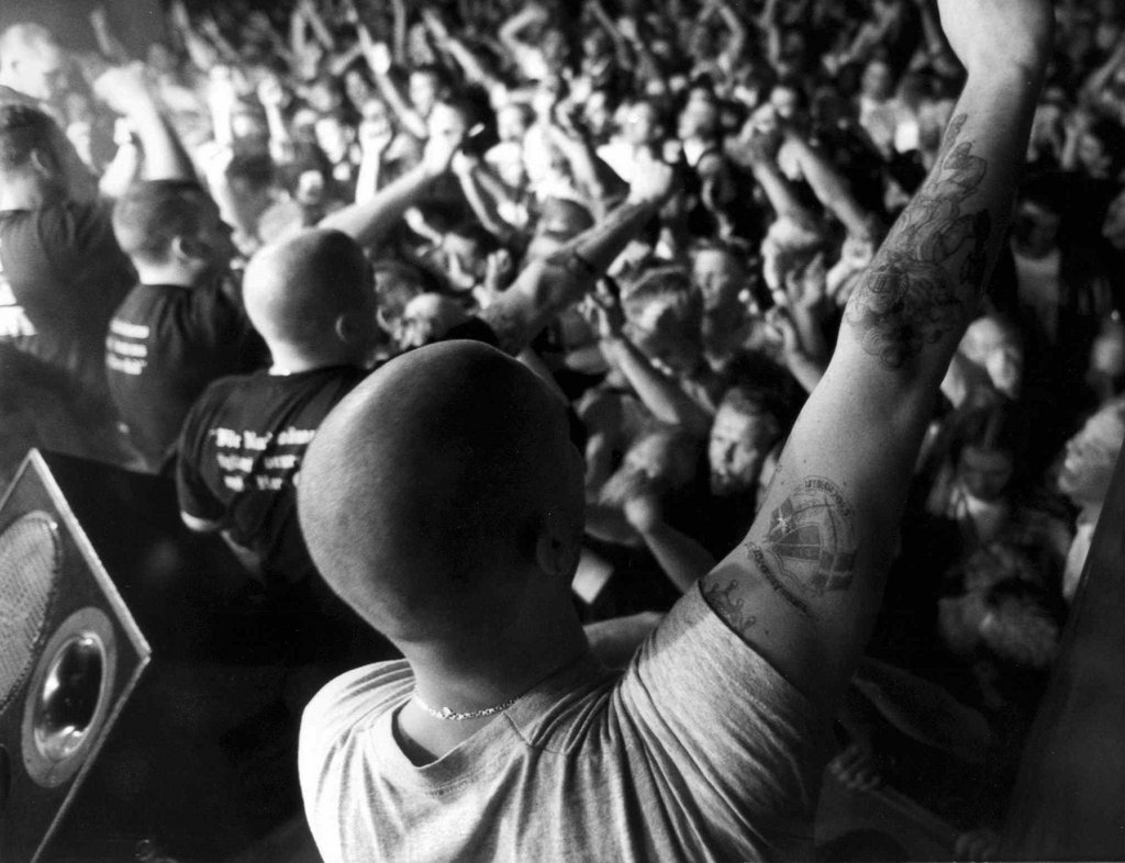 Fans an einem Skinheads-Konzert, aufgenommen 1993. (KEYSTONE/Pressens Bild/Roger Turesson)   ===  ===