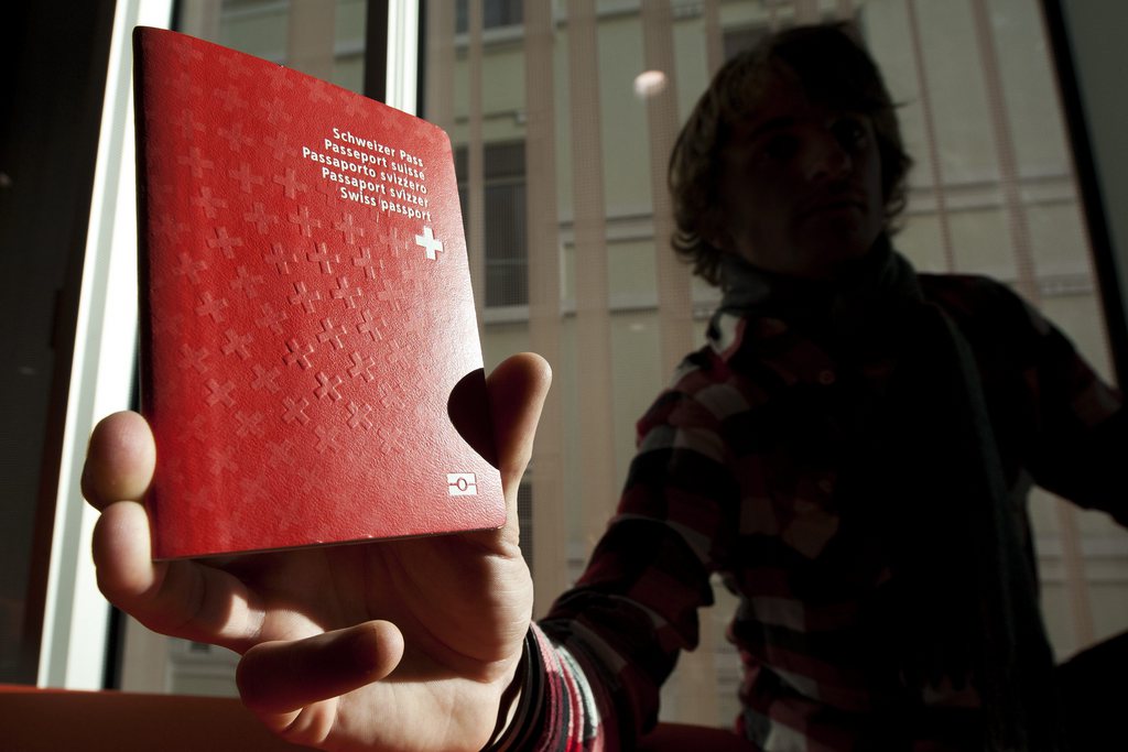 Pour obtenir le passeport à croix blanche il faudra un permis C et huit ans de séjour en Suisse, selon les votes du Conseil des États.
