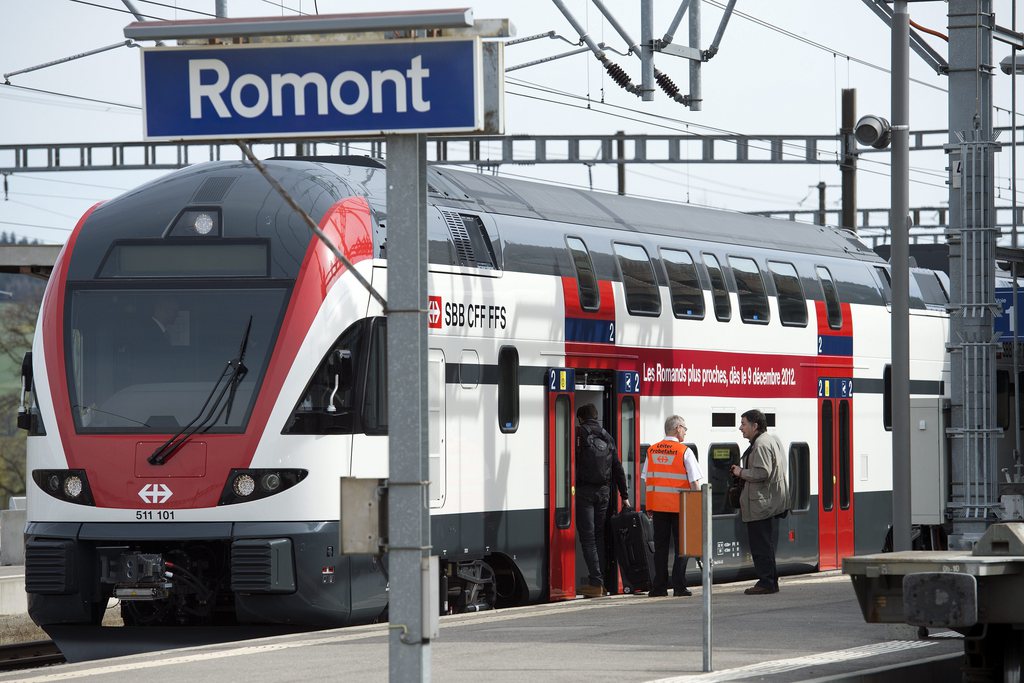 Un train Duplex Regio a quai lors du voyage inaugural des nouvelles rames Duplex Regio CFF en Suisse romande, ce jeudi 26 avril 2012 a Romont. Les Chemins de Fer Federaux, CFF, ont mis en service le train a deux niveaux Duplex Regio CFF. (KEYSTONE/Laurent Gillieron)