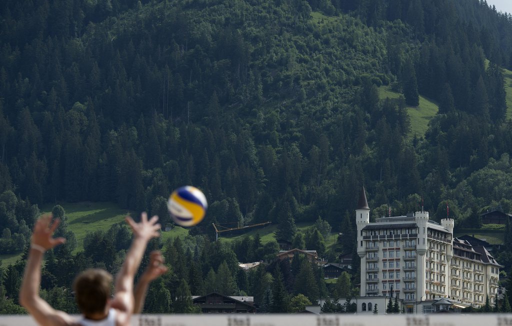 Haende blocken einen Ball mit Sicht auf das Hotel Palace an der Beach Volleyball World Tour, am Mittwoch 4. Juli 2012, in Gstaad. (KEYSTONE/Peter Schneider)
