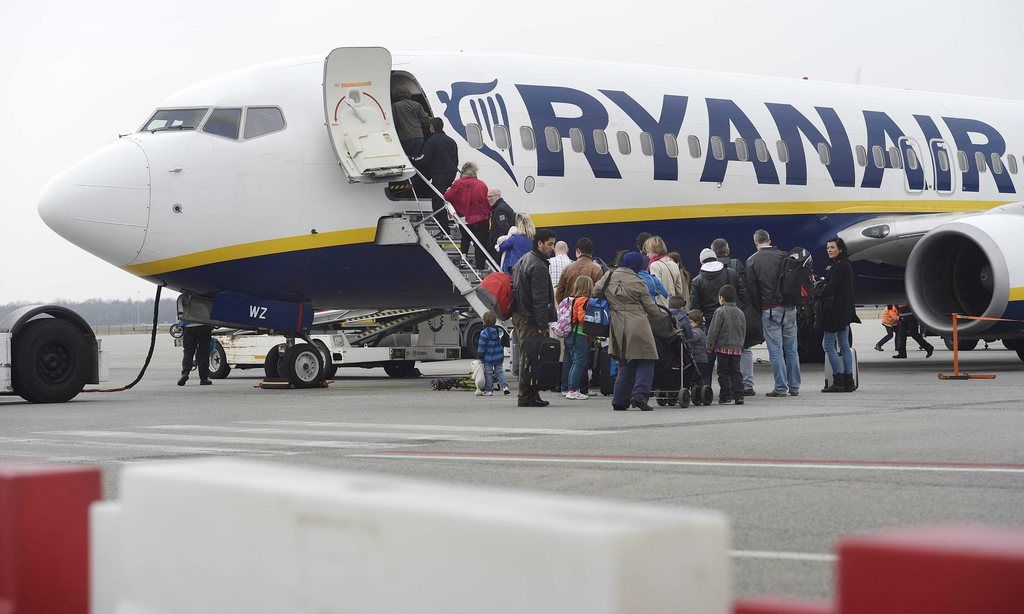 epa03648646 Passengers boarding an aircraft of Ryanair parked on the tarmac at Eindhoven Airport, the Netherlands 3 April 2013.  The low-cost Irish airline has opened a new base at the airport, its second after Maastricht.  EPA/Lex van Lieshout