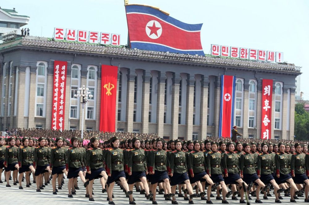Vaste parade militaire en présence de son leader, samedi en Corée du Nord, pour fêter le 60e anniversaire de la signature de l'armistice entre les deux Corées.