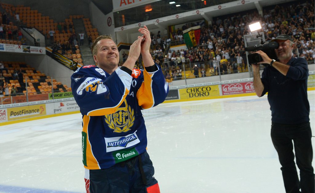 Le numéro 33 Petteri Nummelin a pris sa retraite en grandes pompes sur la patinoire de Resega. 