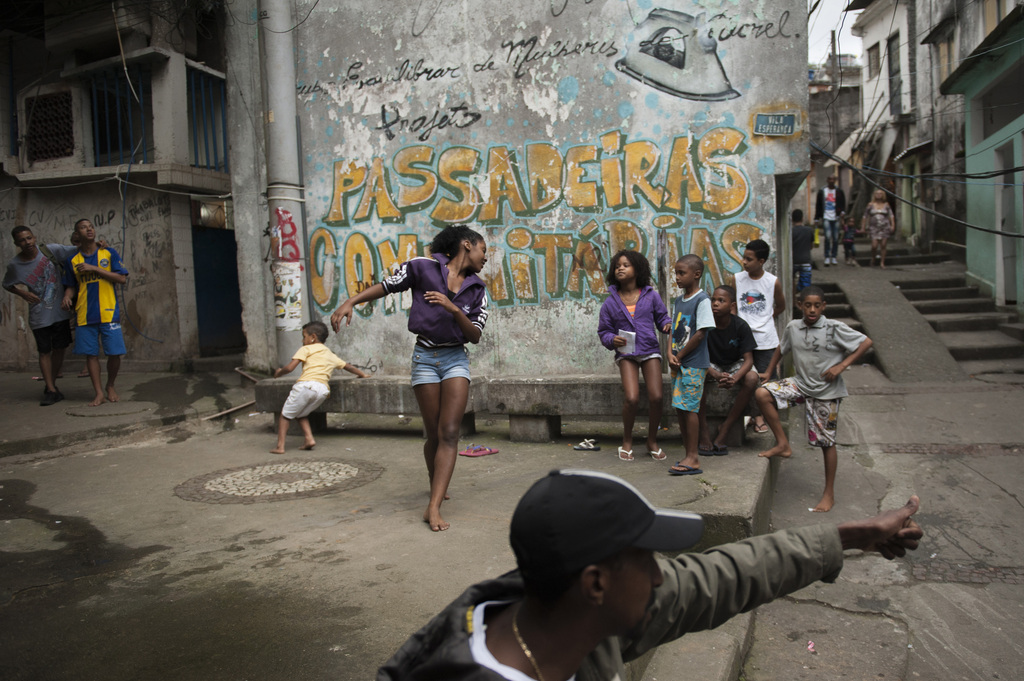 Des enfants jouent dans les favelas de Rio de Janeiro, dans lesquelles la police brésilienne effectue des opérations de pacifications. 