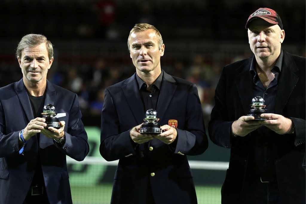 Former Swiss tennis players Heinz Guenthardt, left, Jackob Hlasek, centre, and Marc Rosset, right, pose with their trophys, during the Davis Cup Commitment Award Ceremony, prior the match Davis Cup World Group Play-off round match between Switzerland and Ecuador, in Neuchatel, Switzerland, Saturday, September 14, 2013. (KEYSTONE/Salvatore Di Nolfi)