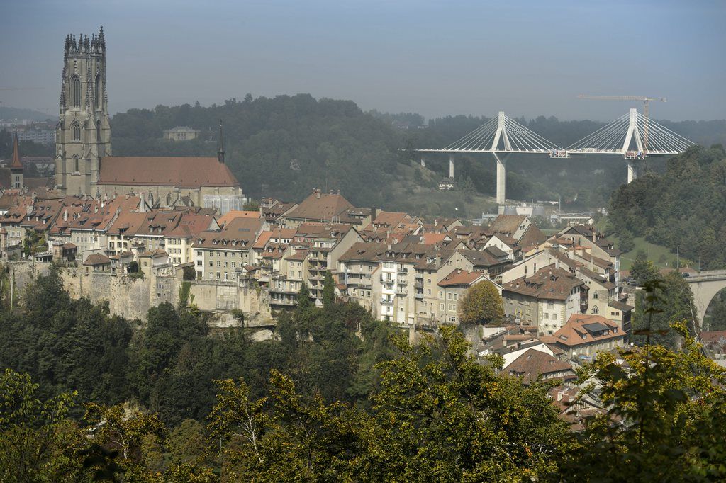 Le Pont de la Poya photographie derriere la vieille ville et la cathedrale Saint Nicolas lors de la ceremonie afin de feter le clavage du pont de la Poya, jonction entre les deux parties, ce vendredi 4 octobre 2013 a Fribourg. (KEYSTONE/Laurent Gillieron)
