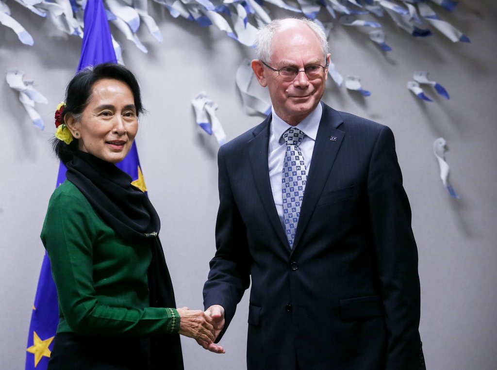 Aung San Suu Kyi a été accueillie par le président du Conseil européen Herman Van Rompuy.