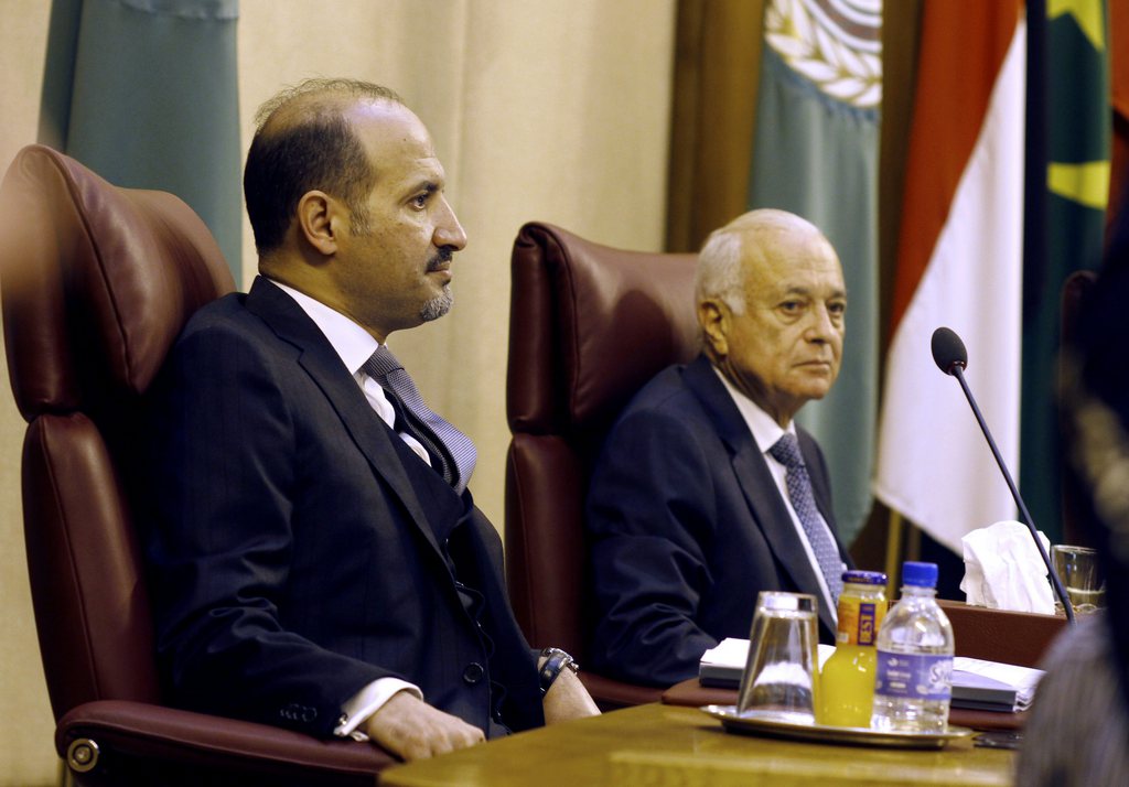 Le chef de l'opposition syrienne Ahmad Jarba (gauche), ici avec Nabil Elaraby, secrétaire général de la Ligue arabe.