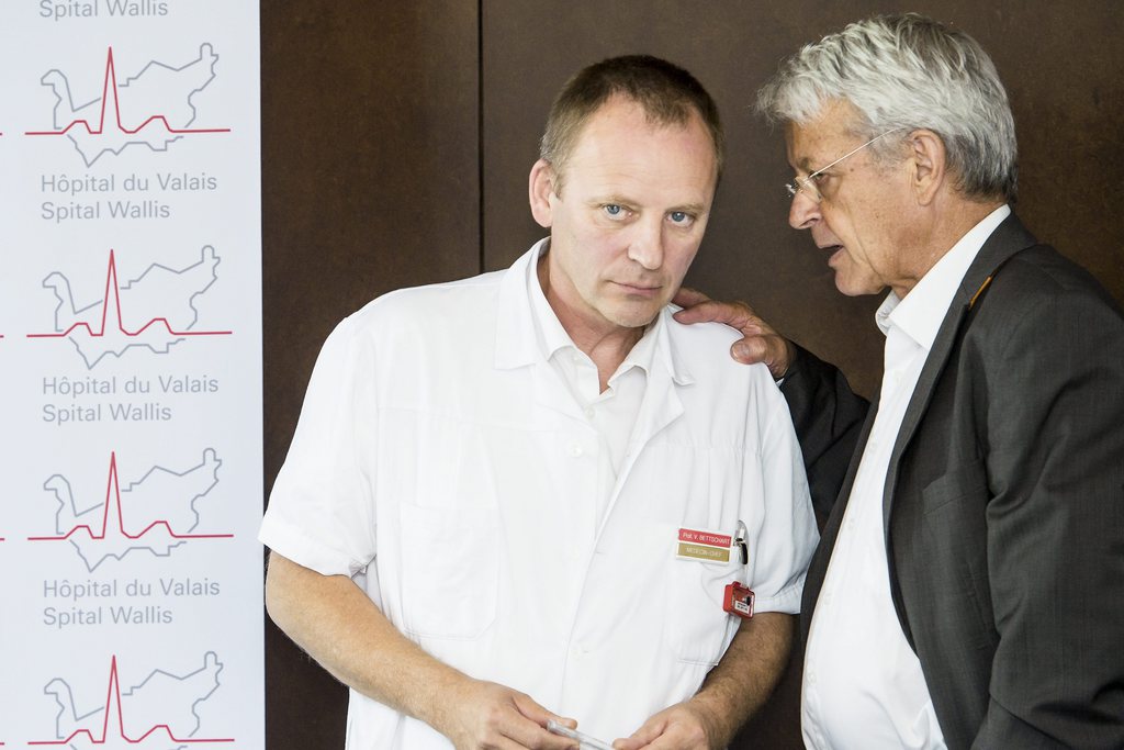 Le Professeur Vincent Bettschart est soutenu et par Charles Kleiber, Président du Conseil d'Administration de l'Hôpital du Valais, et par ses collègues, à l'image de Nicolas Schneider. 