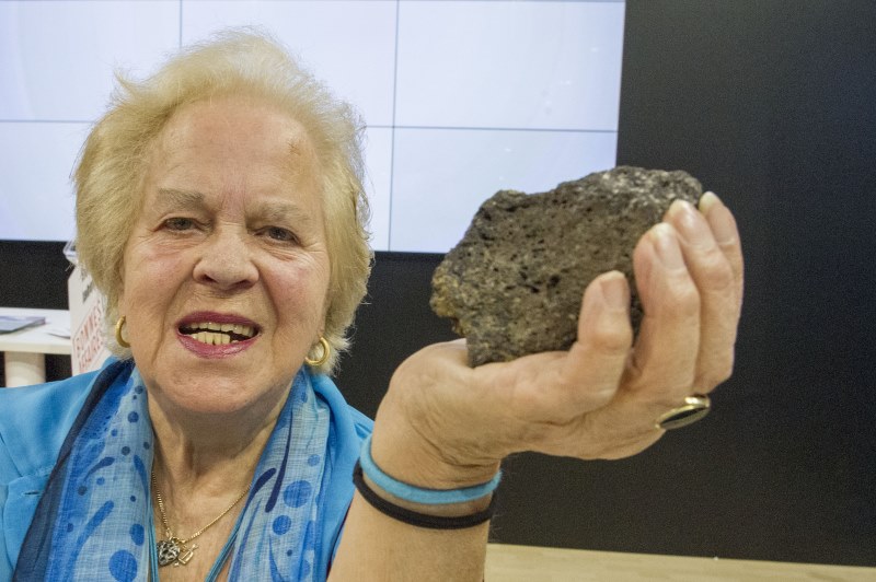 Céline Moret a présenté sa météorite lors de la Foire du Valais.