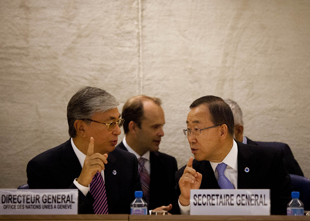 Le directeur général de l'ONU à Genève Kassym-Jomart Tokaïev (à gauche) quitte ses fonctions. Il a été élu dans son pays, le Kazakhstan, à la présidence du Sénat, a indiqué vendredi la porte-parole de l'ONU Corinne Momal-Vanian.