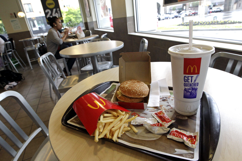 McDonald's a annoncé vendredi qu'il ne ferait plus appel à Heinz pour mettre du ketchup dans ses hamburgers et sur ses frites, mettant fin à un partenariat vieux de 40 ans.