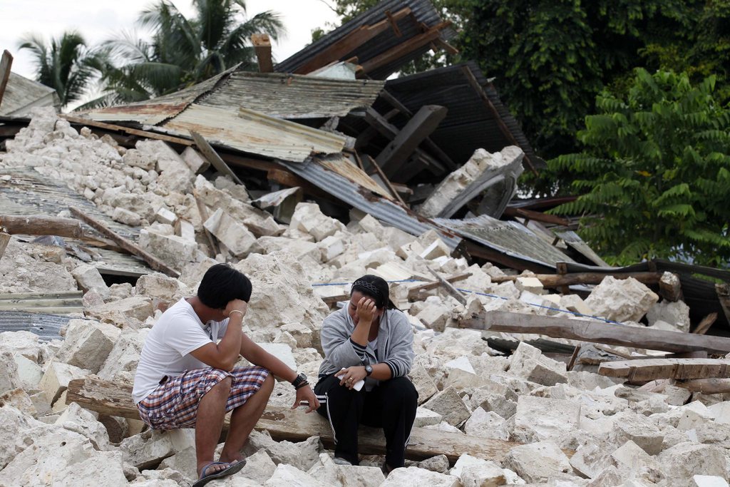 Le puissant séisme qui a secoué le centre des Philippines en début de semaine a fait 172 morts, selon un dernier bilan provisoire publié vendredi par les autorités.