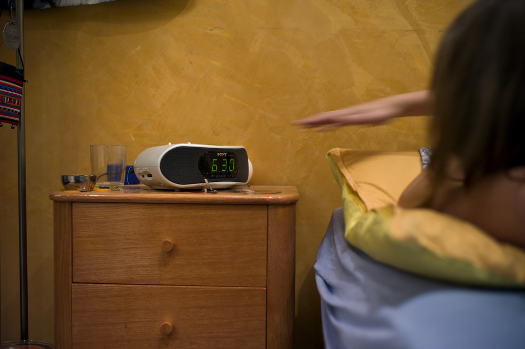 Les adolescents ont besoin de neuf heures de sommeil par nuit. 

Eine junge Frau macht den Radiowecker aus, aufgenommen am 17. November 2009 in der Schweiz. (KEYSTONE/Martin Ruetschi)