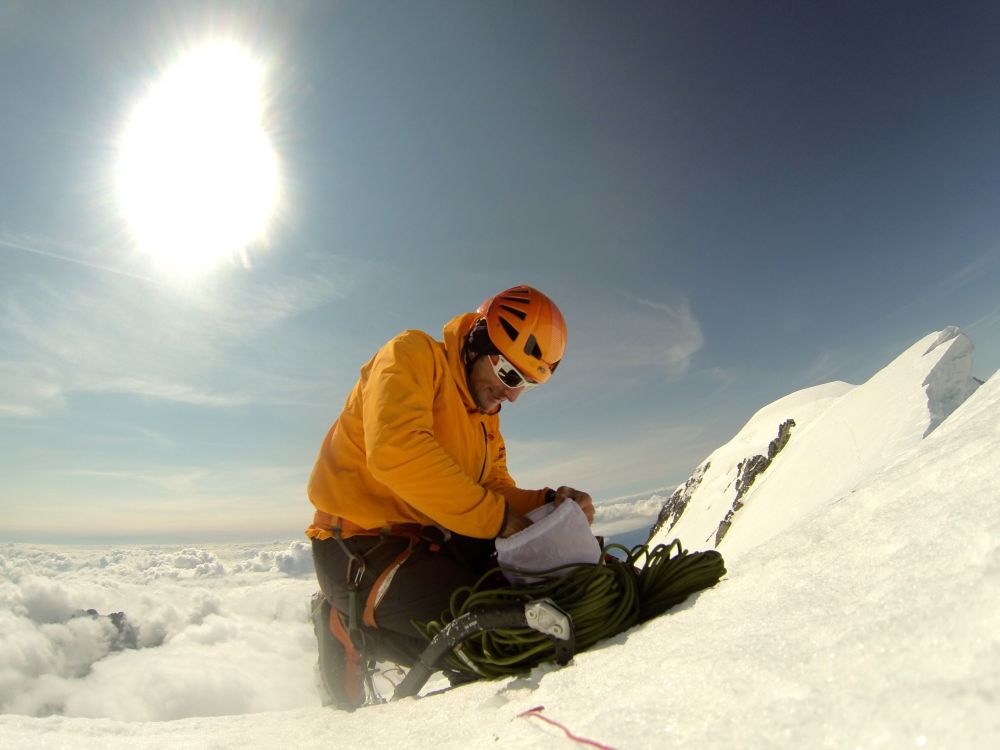 Ueli Steck lors de son record de la traversée du Mont-Blanc par l'Intégrale du Peuterey au mois d'août.