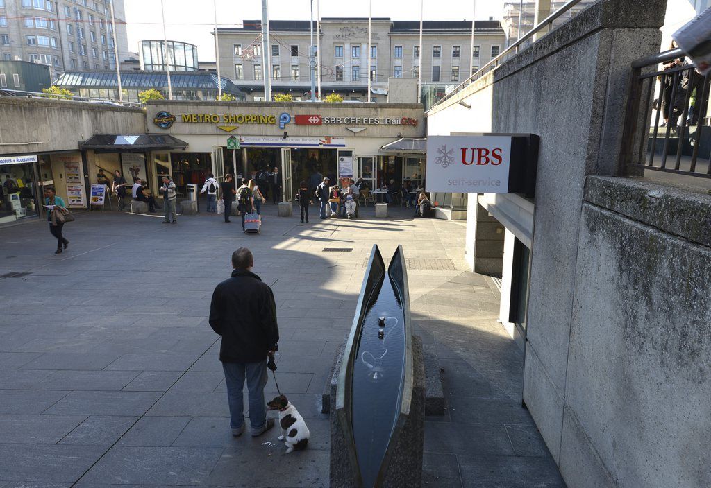 La banque UBS en face de la gare de Cornavin a Genève a été la cible d'un braquage avec prise d'otage de la famille d'un employé avant l'opération.