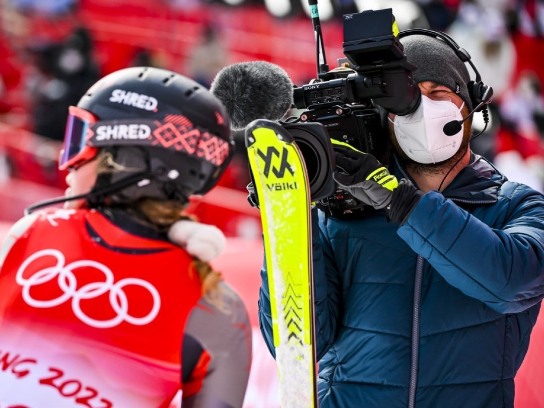 La SSR a réalisé une année positive grâce au sport, ici un caméraman lors des épreuves de ski des JO d'hiver de Pékin en février 2022, couvertes par la SSR pour le monde entier.