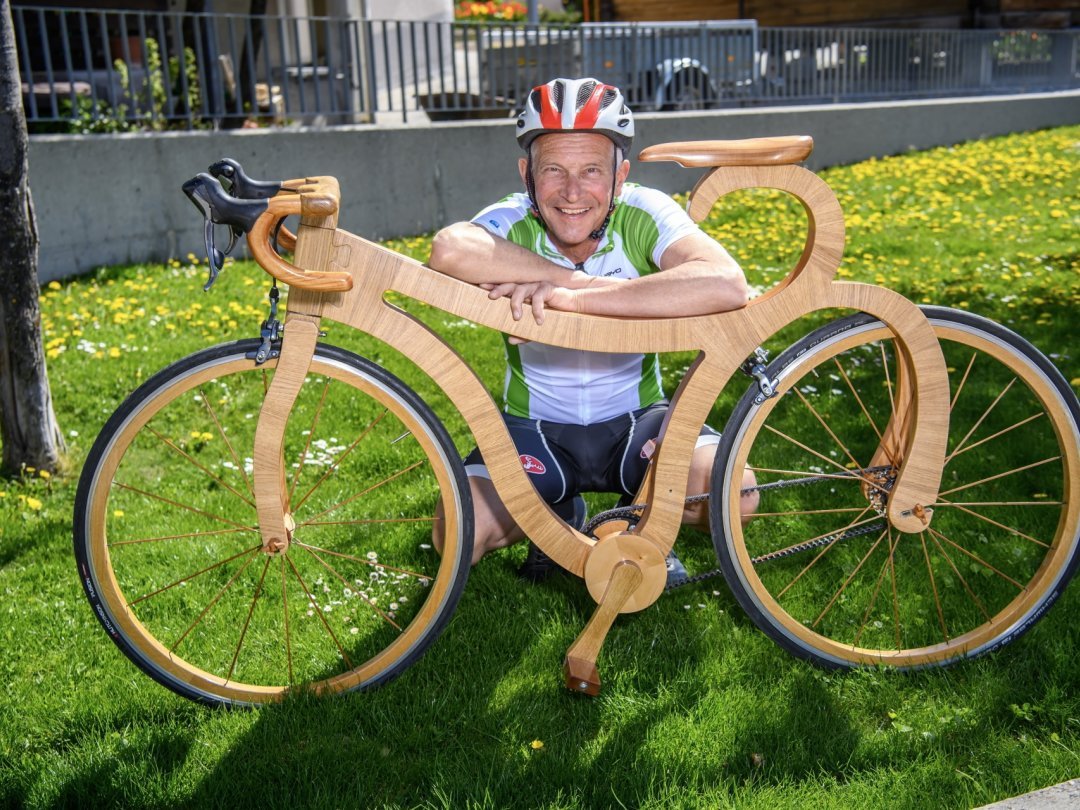 Stéphane Cina n'a pas voulu compter ses heures passées à la confection de son vélo tout en bois.