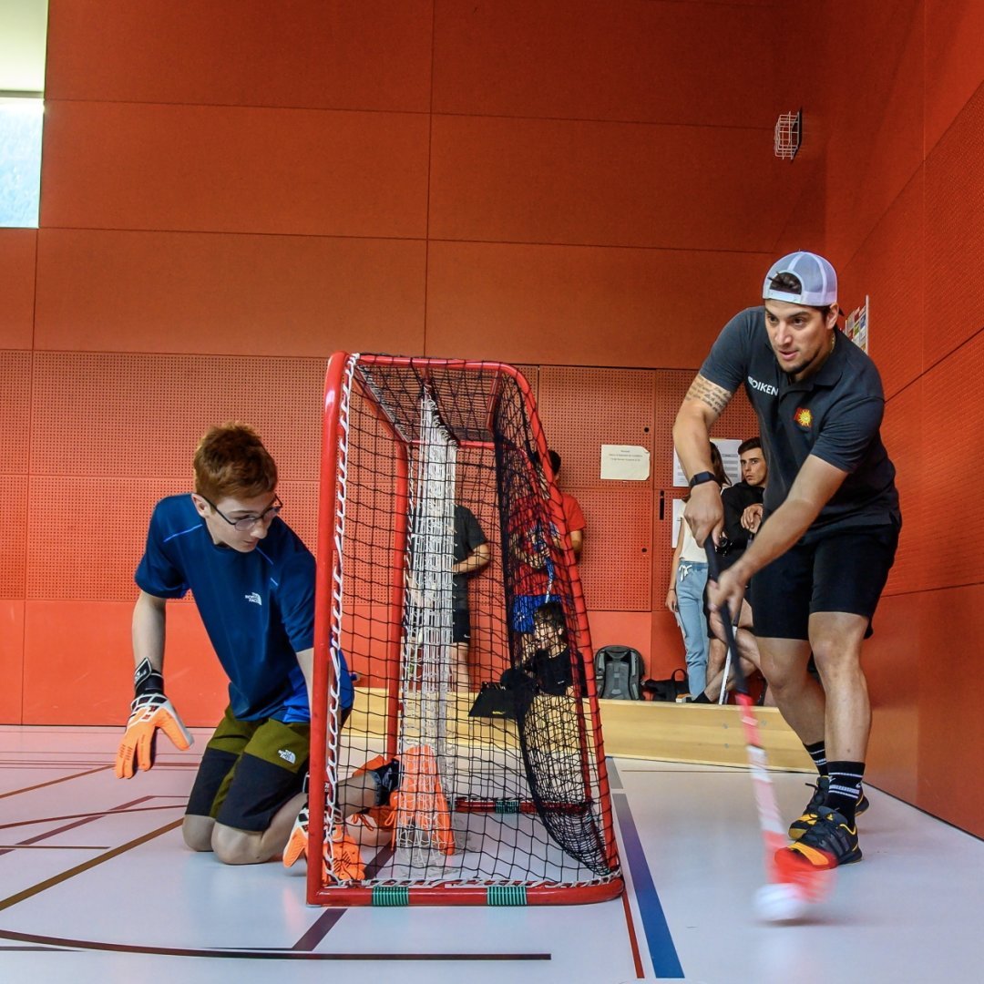 A l'instar de Sacha Berthoud et Remo Giovannini, les joueurs du HC Sierre ont affronté les jeunes de l'institut Notre-Dame de Lourdes sur un terrain d'unihockey.