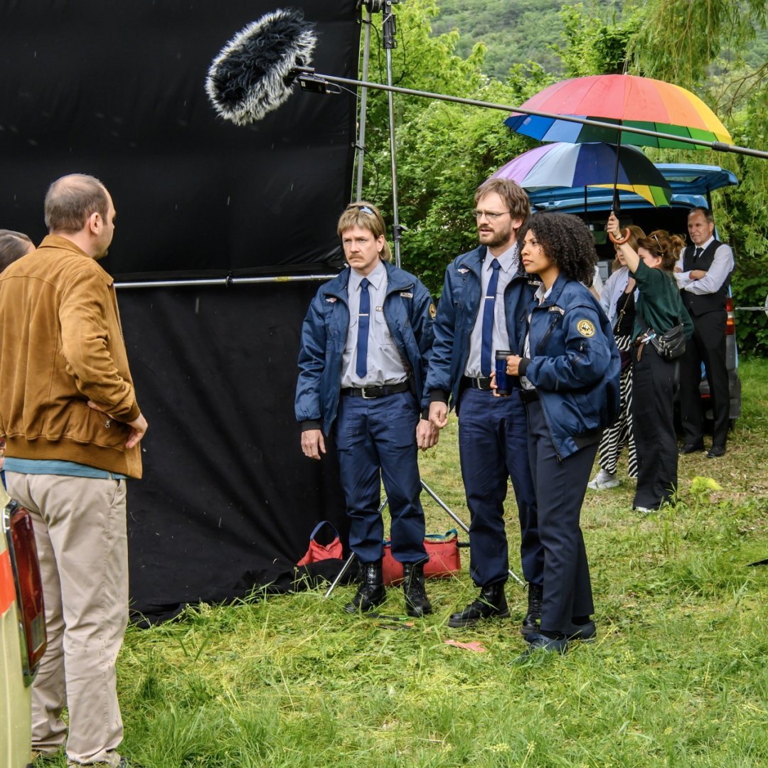 Pirmin (Dragan Vujic), en discussion avec les deux policiers bas-valaisans incarnés par Vincent Veillon et Vincent Kucholl, ainsi que leur cheffe jouée par Safi Martin Yé.