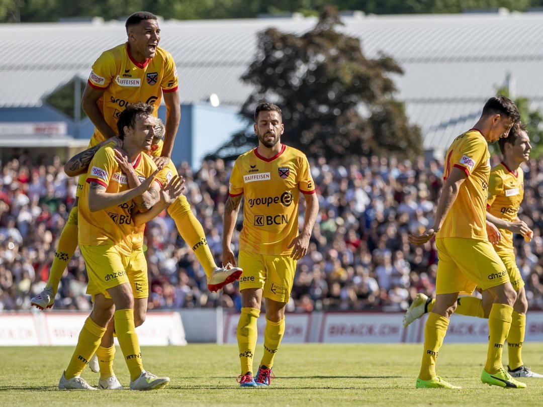 Geoffrey Tréand est félicité par ses coéquipiers après avoir inscrit le 4-0 lors du match retour du barrage de relégation contre Aarau le 2 juin 2019.