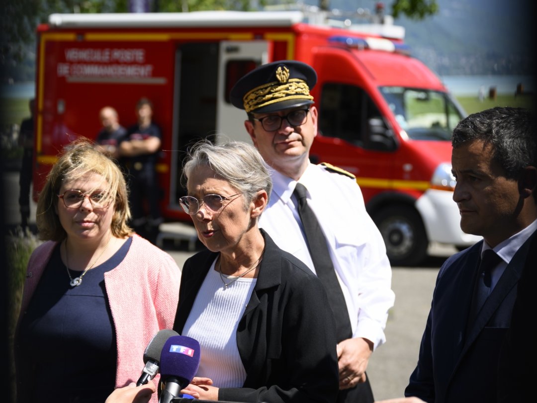 La Première ministre française Elisabeth Borne (au centre) entourée de la procureure d'Annecy, Line Bonnet-Mathis, et du ministre de l'intérieur Gérald Darmanin jeudi à Annecy.