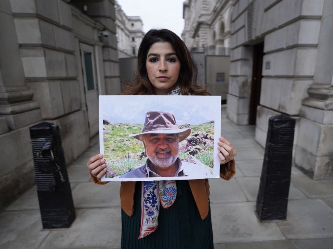 Le 13 avril 2022, lors d'une manifestation à Londres, Roxanne Tahbaz tenait une photo de son père, Morad Tahbaz, l'un des cinq prisonniers américains libérés ce 18 septembre.