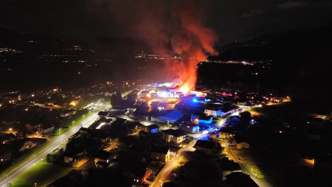 Incendie à l'entreprise chimique Bachem à Vionnaz: le feu est maîtrisé, pas de risque pour la population