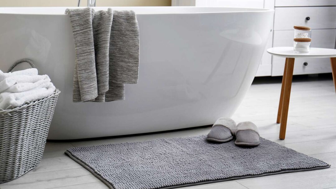 Pourquoi il faut nettoyer beaucoup plus souvent son tapis de bain