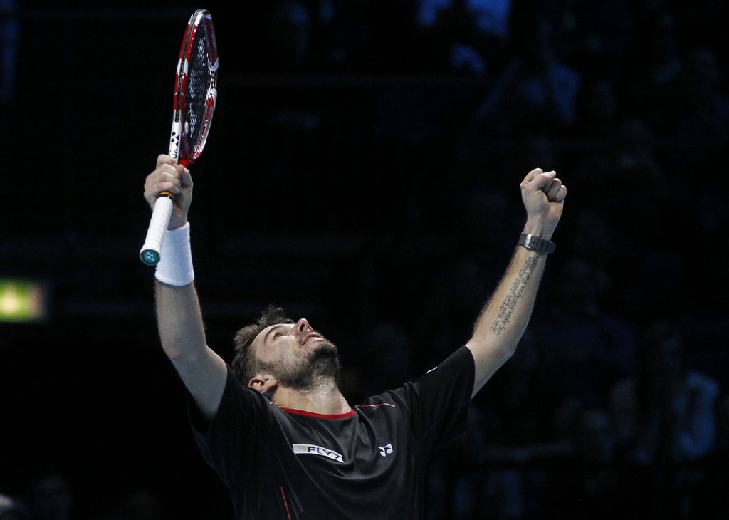 Stanislas Wawrinka lève les bras au ciel, il s'est qualifié pour les demi-finales du Masters de Londres.