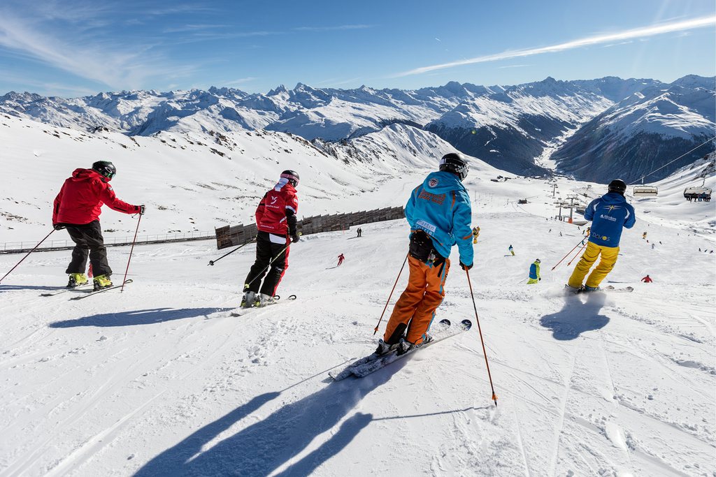 Schneesportler geniessen die ersten Abfahrten bei perfekten Schnee- und Pistenverhaeltnissen im Skigebiet Parsenn in Davos, am Samstag, 16. November 2013. Am Wochnende haben die Bergbahnen Davos-Parsenn die Skisaison offiziell eroeffnet. (KEYSTONE/Arno Balzarini)