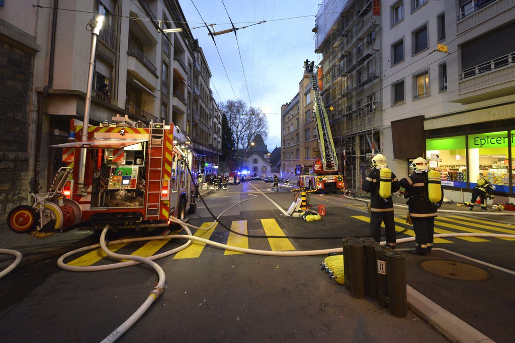 Pompiers et secouristes interviennent lors de l'incendie qui a eu lieu cet après-midi en plein centre de Lausanne. 