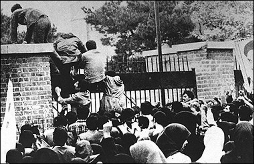 En 1979, des étudiants islamistes avaient pris d'assaut l'ambassade des Etats-Unis et retenu en otages 52 diplomates pendant 444 jours pour dénoncer l'hospitalisation de l'ancien Chah aux Etats-Unis.