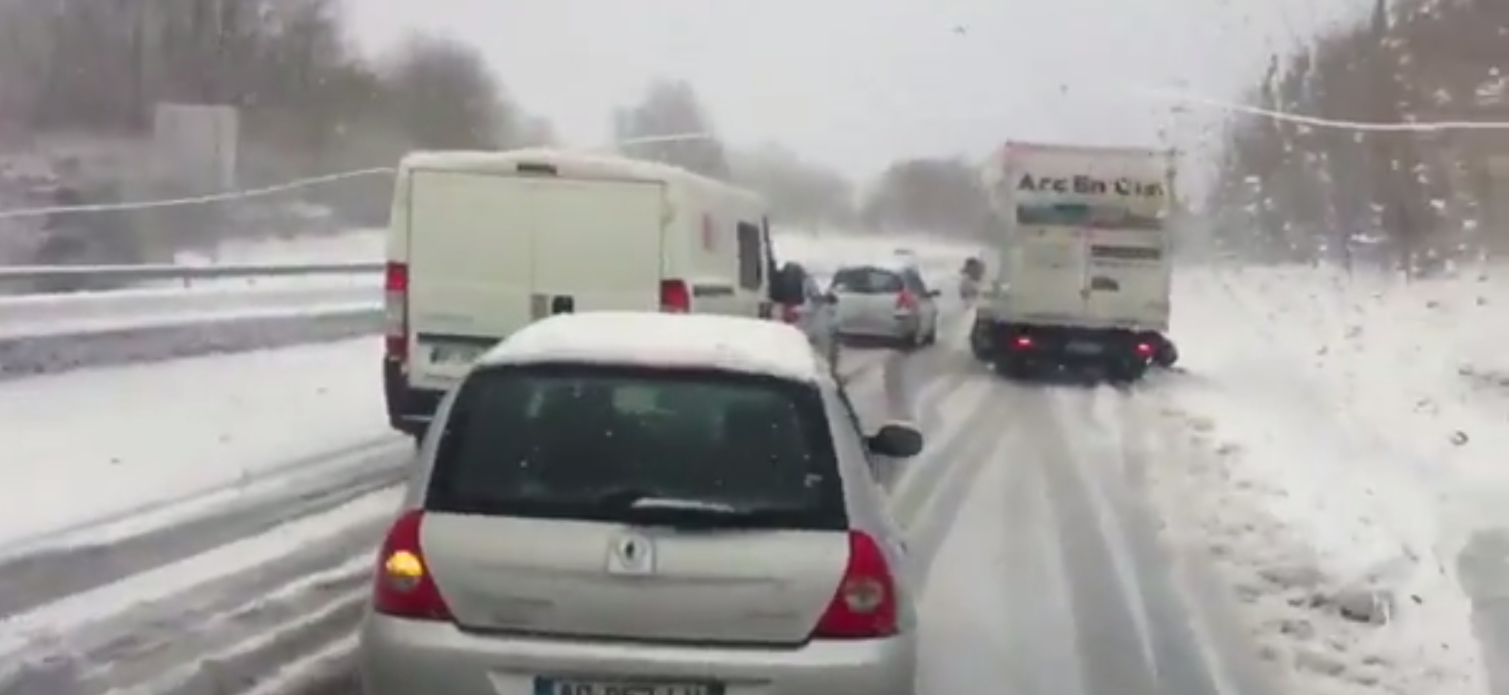 Les abondantes chutes de neige en France voisine affectent le trafic. Les autoroutes A48 et A43 sont coupées ce mercredi 20 novembre. 