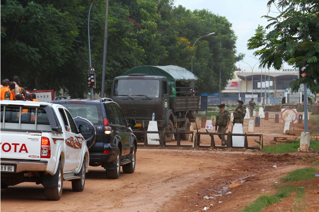 L'armée française, qui doit intervenir militairement pour rétablir l'ordre en Centrafrique, a commencé jeudi à acheminer hommes et matériel vers Bangui à partir des pays voisins.