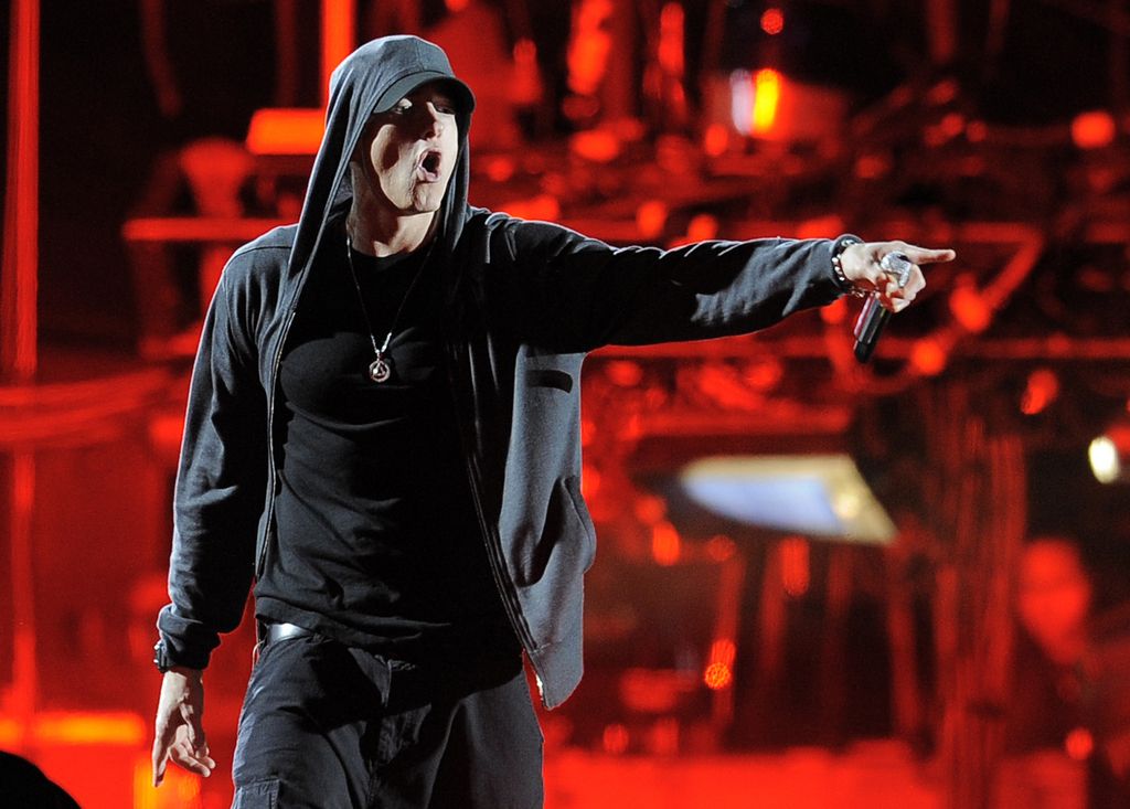Eminem a remporté le prix de meilleur artiste de l'année. 