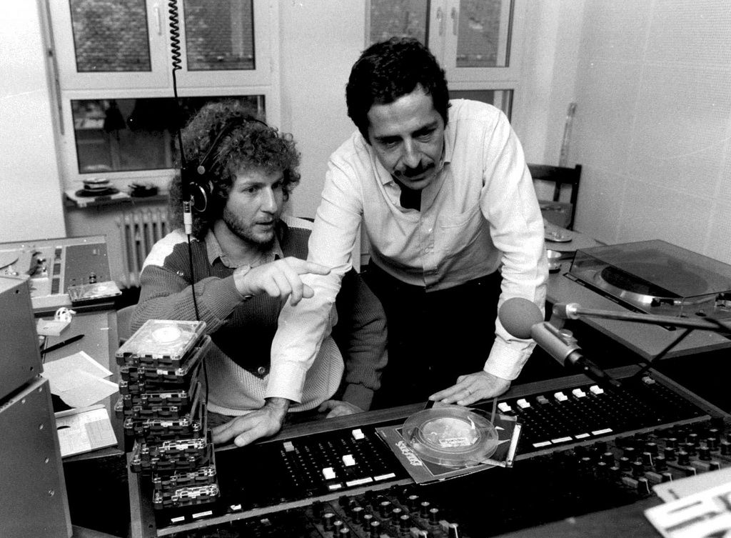 Le studio de la Radio 24 avec Roger Schawinski (à droite)le 1er novembre 1983. Cette radio locale fait partie des premières suisses.