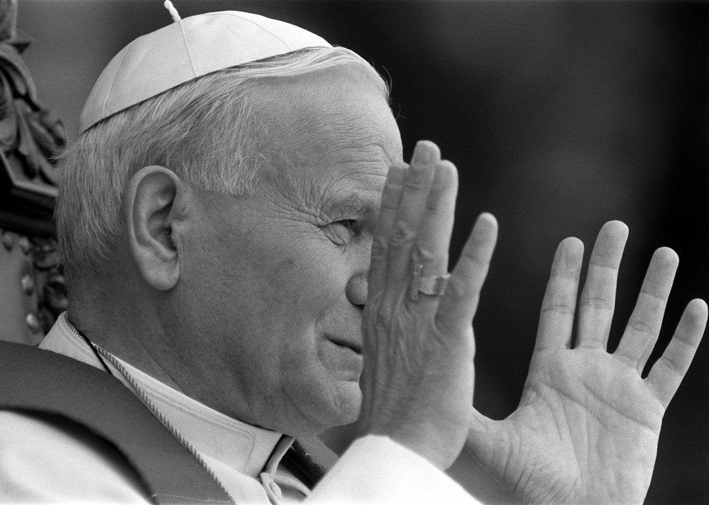 Portrait of Pope John Paul II., pictured during his six-day visit in Switzerland from June 12 until 17, 1984. (KEYSTONE/Str)

Portrait von Papst Johannes Paul II, aufgenommen waehrend seines sechstaegigen Besuches in der Schweiz vom 12. bis 17. Juni 1984. (KEYSTONE/Str)