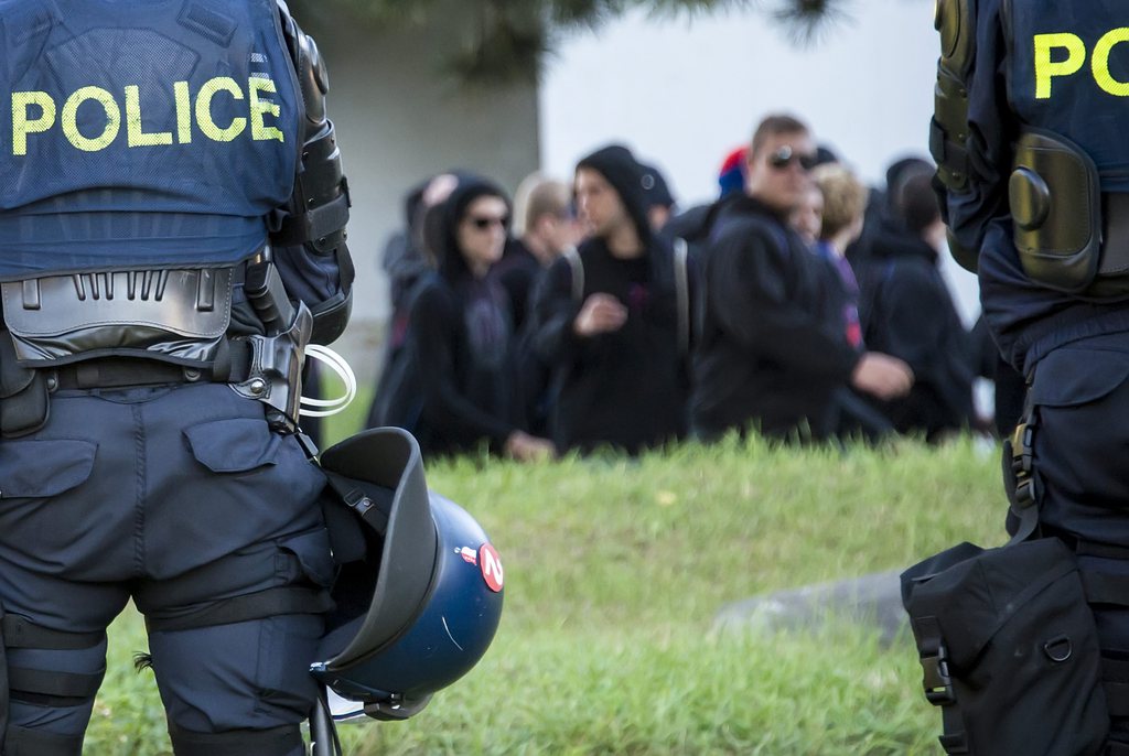 Malgré les mesures renforcées de la police et de la justice, le nombre de hooligans fichés continue d'augmenter en Suisse.