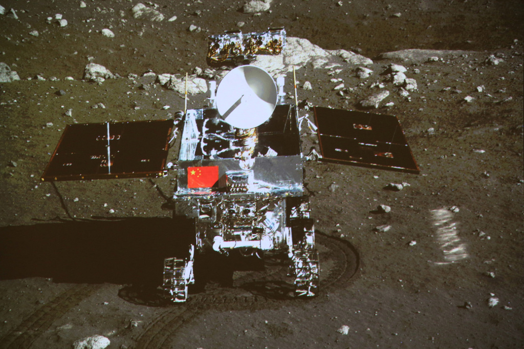 JAHRESRUECKBLICK 2013 - DEZEMBER - In this image taken by the on-board camera of the lunar probe Chang'e-3 and made off the screen of the Beijing Aerospace Control Center in Beijing, China's first moon rover 'Yutu' - or Jade Rabbit - is on the lunar surface in the area known as Sinus Iridum (Bay of Rainbows) Sunday, Dec. 15, 2013. Yutu touched down on the moon and left deep traces on its loose soil, state media reported Sunday, several hours after the country successfully carried out the world's first soft landing of a space probe on the moon in nearly four decades. (KEYSTONE/AP Photo / Xinhua)