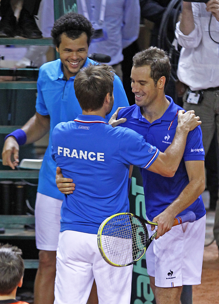 Arnaud Clément (de dos), Richard Gasquet et Jo-Wilfried Tsonga ont le sourire: la France a battu l'Australie 3-0 et se qualifie pour les quarts de finale de la Coupe Davis.